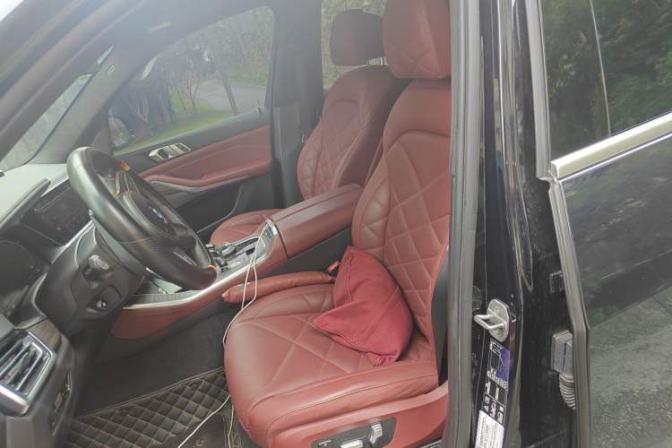 Used BMW X5 2022 xDrive 40Li M Sport Package Left Front Seat