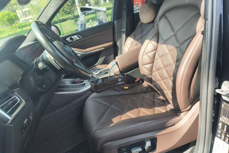 Used BMW X5 2022 xDrive 40Li M Sport Package Left Front Seat