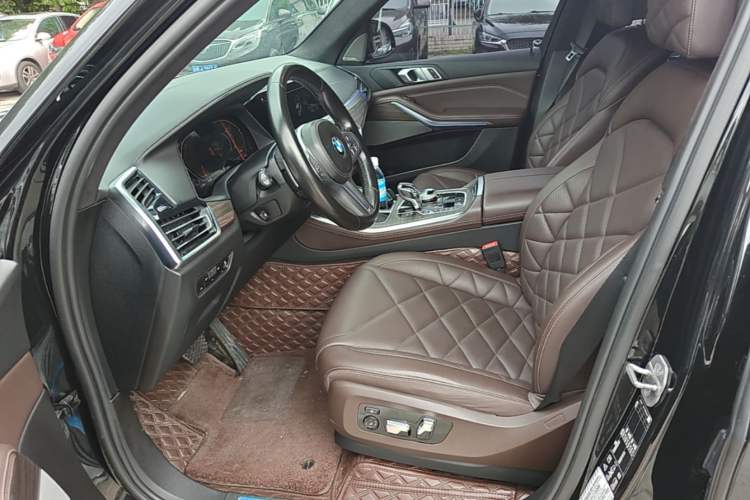 Used BMW X5 2022 xDrive 40Li M Sport Package Left Front Seat