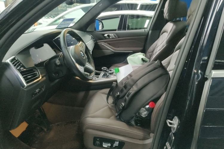 Used BMW X5 2022 Restyled xDrive 40Li Luxury Edition M Sport Package Left Front Seat