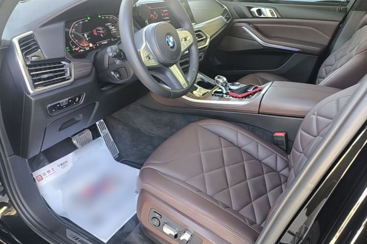 Used BMW X5 2022 xDrive 40Li M Sport Package Left Front Seat