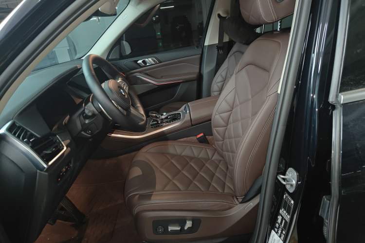 Used BMW X5 2022 Restyled xDrive 30Li Luxury Version M Sport Package Left Front Seat