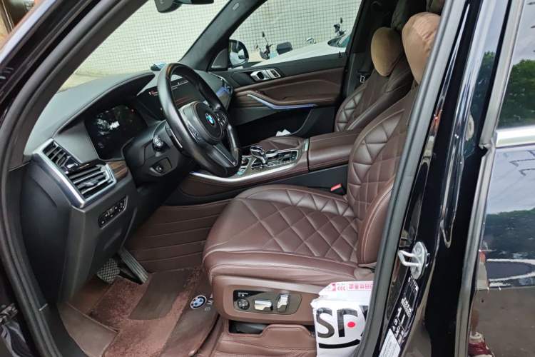 Used BMW X5 2022 xDrive 40Li M Sport Package Left Front Seat