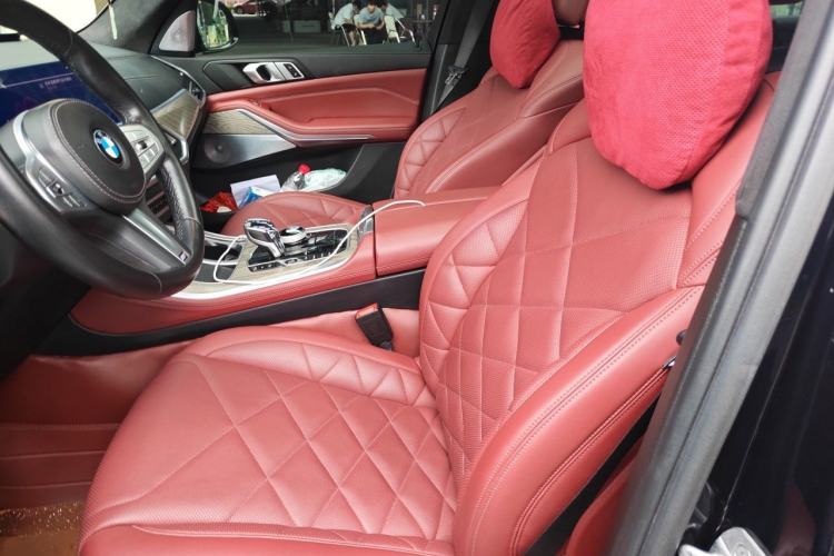 Used BMW X5 2022 xDrive 40Li M Sport Package Left Front Seat