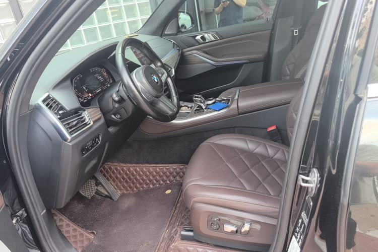 Used BMW X5 2022 xDrive 40Li M Sport Package Left Front Seat