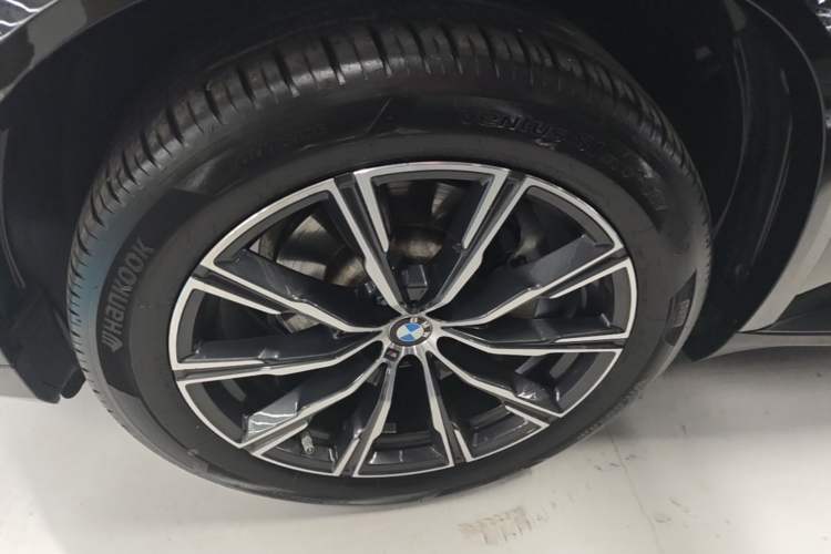 Used BMW X5 2022 Restyled xDrive 30Li Luxury Version M Sport Package Left Front Wheel Hub