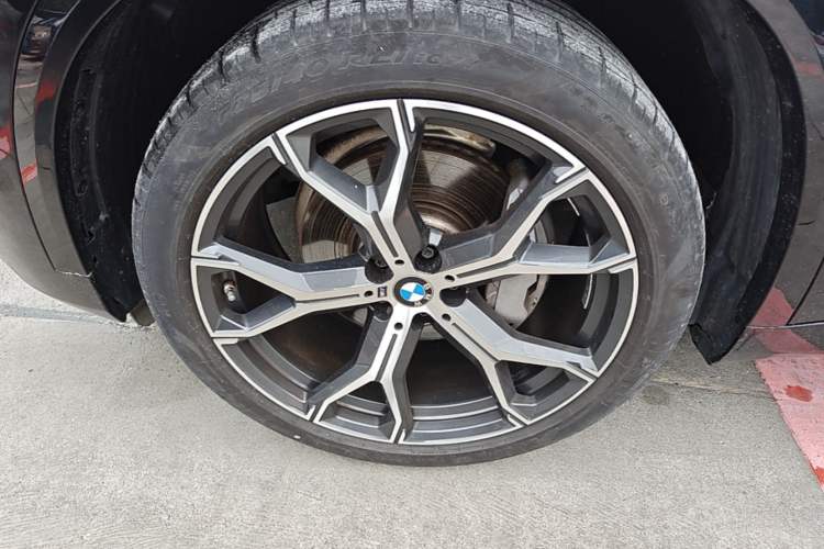 Used BMW X5 2022 xDrive 40Li M Sport Package Left Front Wheel Hub