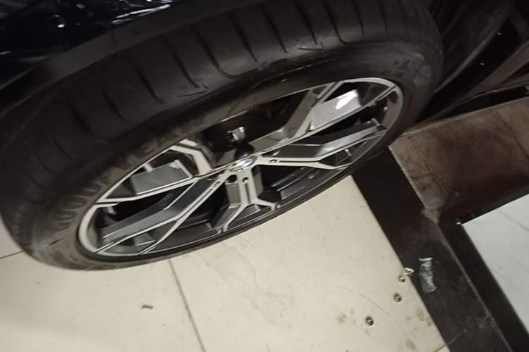 Used BMW X5 2022 Restyled xDrive 40Li M Sport Package Left Front Wheel Hub