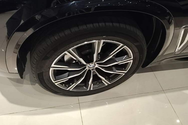 Used BMW X5 2022 Restyled xDrive 30Li Luxury Version M Sport Package Left Front Wheel Hub