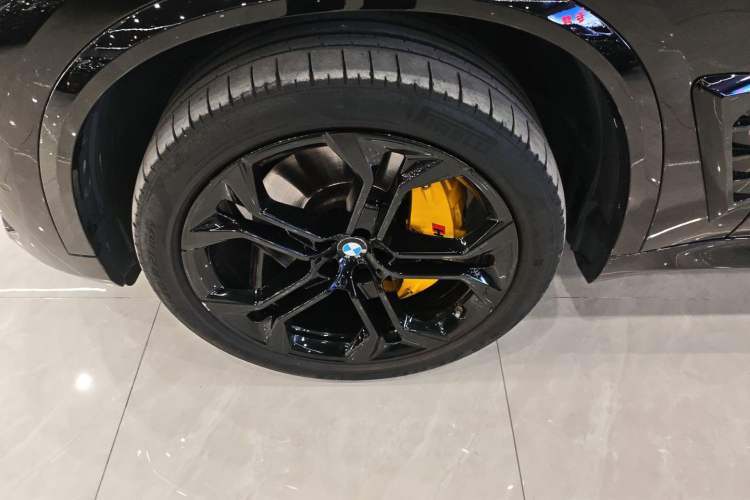 Used BMW X5 2022 xDrive 40Li Luxury Edition M Sport Package Left Front Wheel Hub