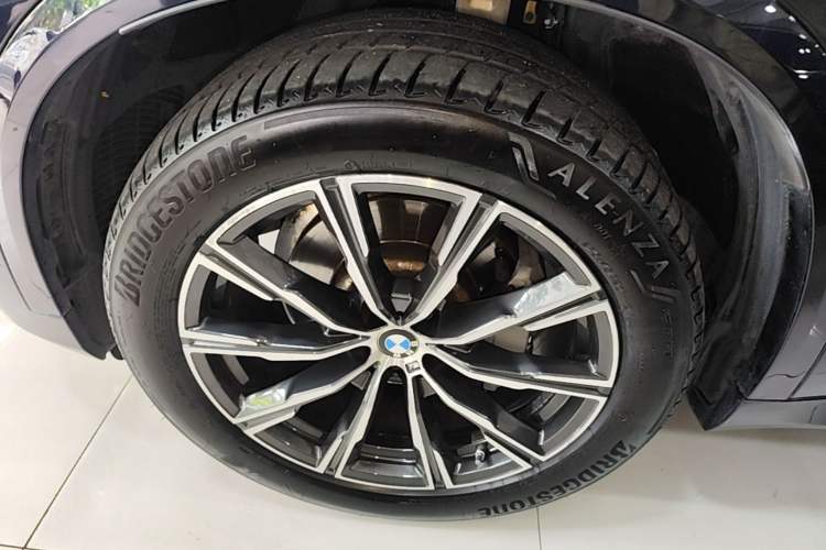 Used BMW X5 2022 xDrive30i M Sport Package Left Front Wheel Hub