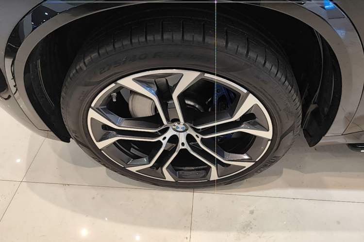 Used BMW X5 2022 Restyled xDrive 40Li Luxury Edition M Sport Package Left Front Wheel Hub