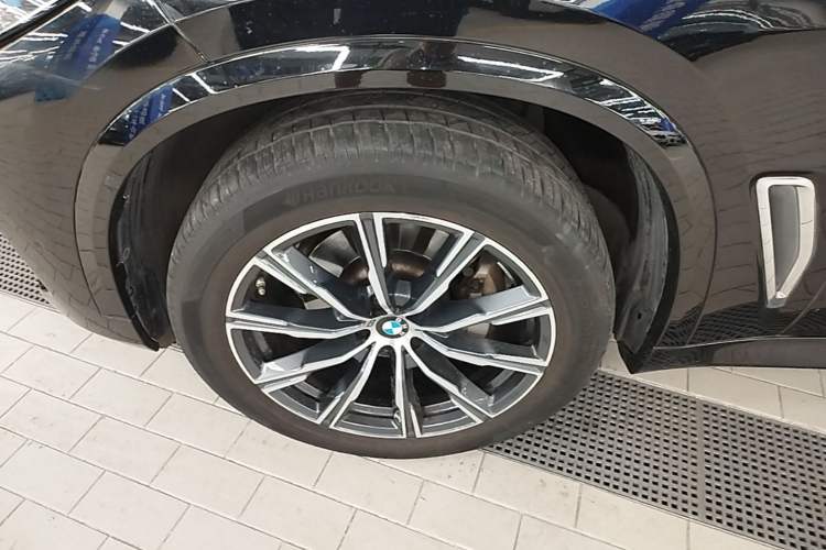 Used BMW X5 2022 Restyled xDrive 30Li Luxury Version M Sport Package Left Front Wheel Hub