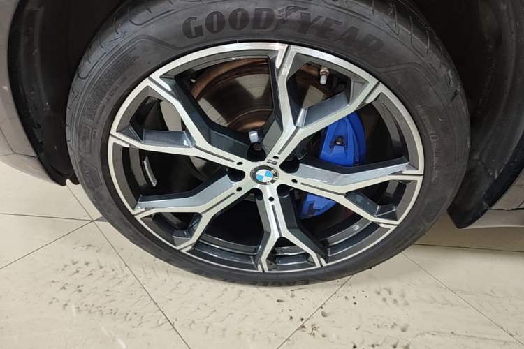 Used BMW X5 2022 Restyled xDrive 40Li M Sport Package Left Front Wheel Hub