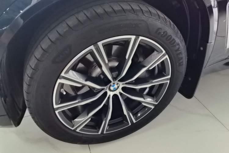 Used BMW X5 2022 Restyled xDrive 30Li Luxury Version M Sport Package Left Front Wheel Hub