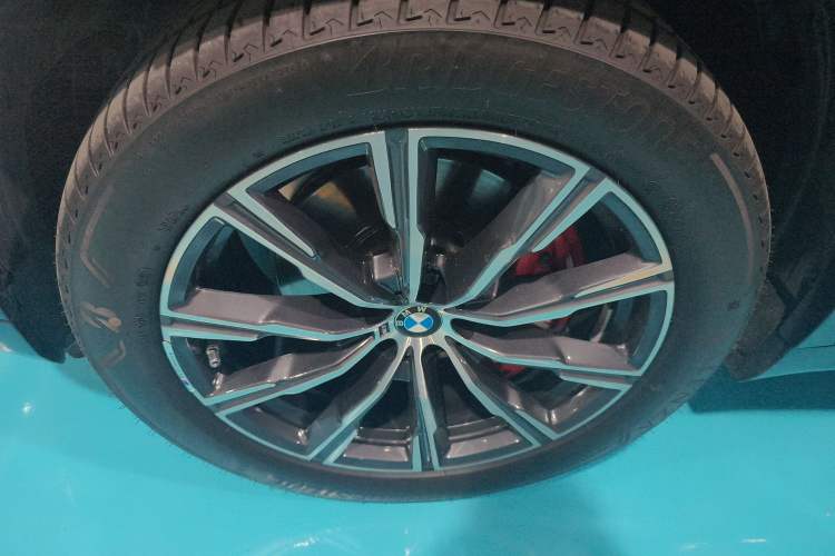 Used BMW X5 2022 xDrive40i M Sport Package Left Front Wheel Hub
