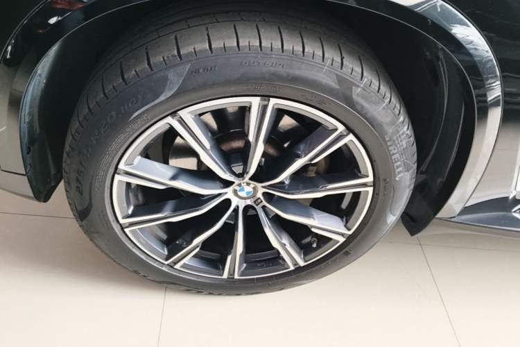 Used BMW X5 2022 xDrive 30Li M Sport Package Left Front Wheel Hub