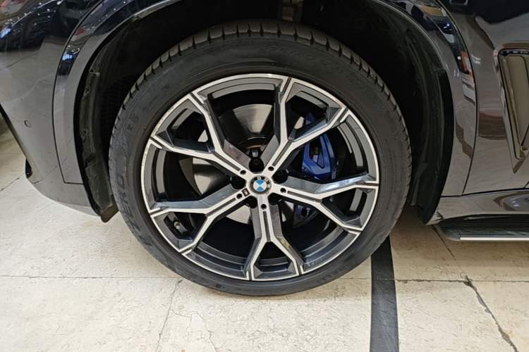 Used BMW X5 2022 xDrive40i Luxury Edition M Sport Package Left Front Wheel Hub