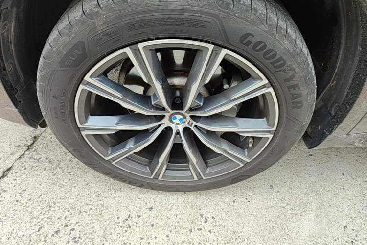 Used BMW X5 2022 Restyled xDrive 30Li Luxury Version M Sport Package Left Front Wheel Hub