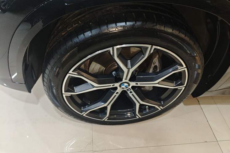 Used BMW X5 2022 xDrive 40Li M Sport Package Left Front Wheel Hub