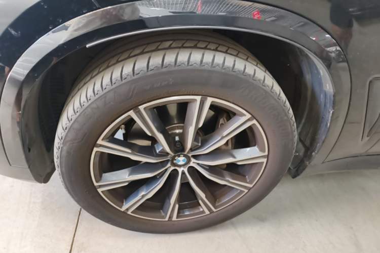Used BMW X5 2022 xDrive40i M Sport Package Left Front Wheel Hub