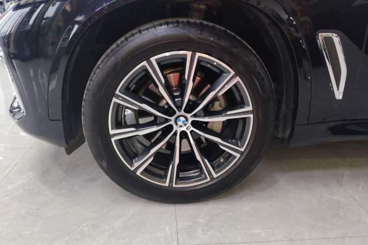 Used BMW X5 2022 Restyled xDrive 30Li Luxury Version M Sport Package Left Front Wheel Hub