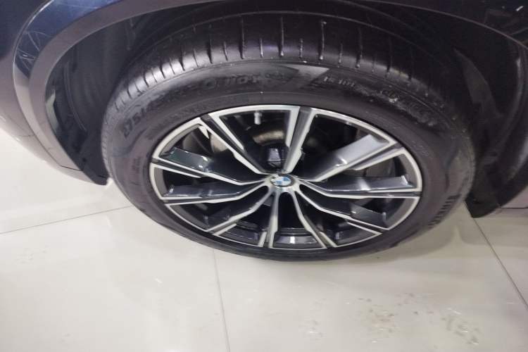 Used BMW X5 2022 Restyled xDrive 30Li Luxury Version M Sport Package Left Front Wheel Hub