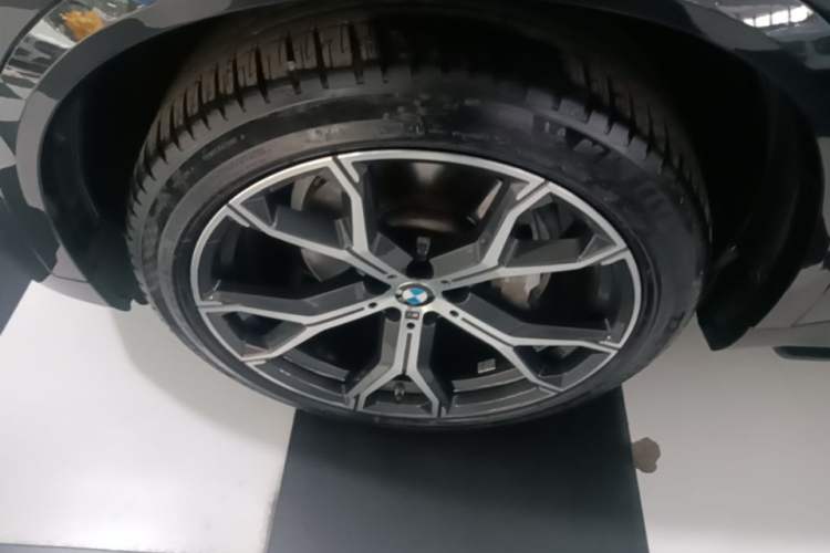 Used BMW X5 2022 Restyled xDrive 40Li M Sport Package Left Front Wheel Hub