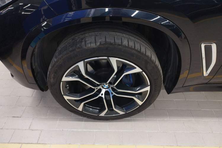 Used BMW X5 2022 Restyled xDrive 40Li Luxury Edition M Sport Package Left Front Wheel Hub