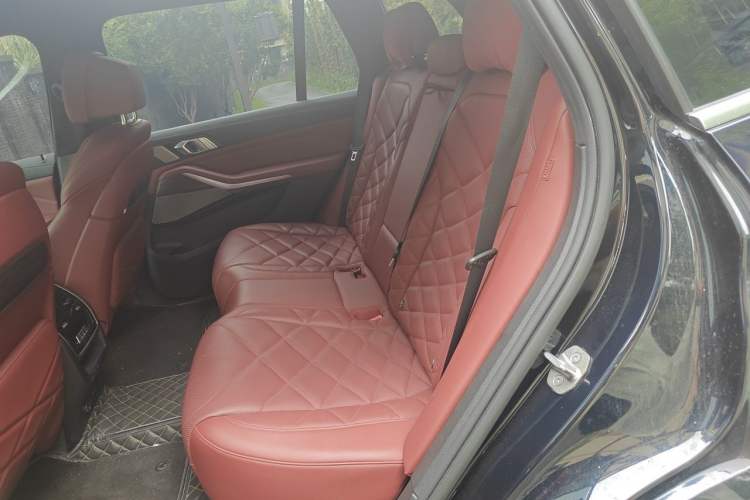 Used BMW X5 2022 xDrive 40Li M Sport Package Left Rear Seat
