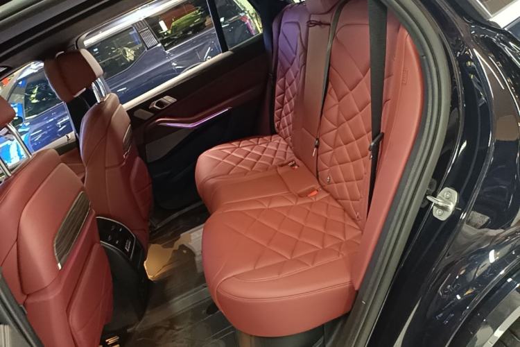 Used BMW X5 2022 xDrive 40Li M Sport Package Left Rear Seat