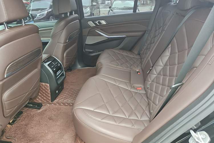 Used BMW X5 2022 xDrive 40Li M Sport Package Left Rear Seat