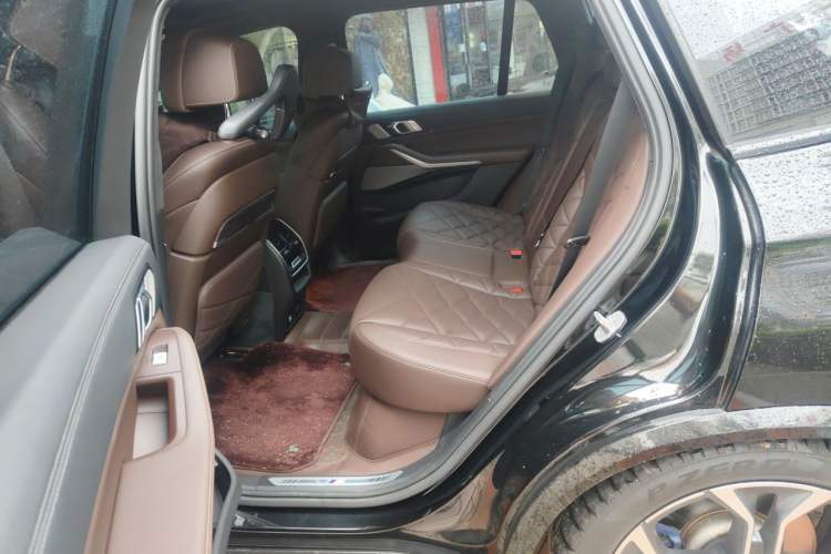 Used BMW X5 2022 Restyled xDrive 40Li Luxury Edition M Sport Package Left Rear Seat