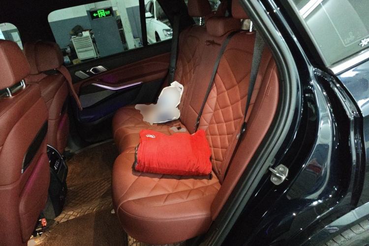 Used BMW X5 2022 xDrive 40Li M Sport Package Left Rear Seat