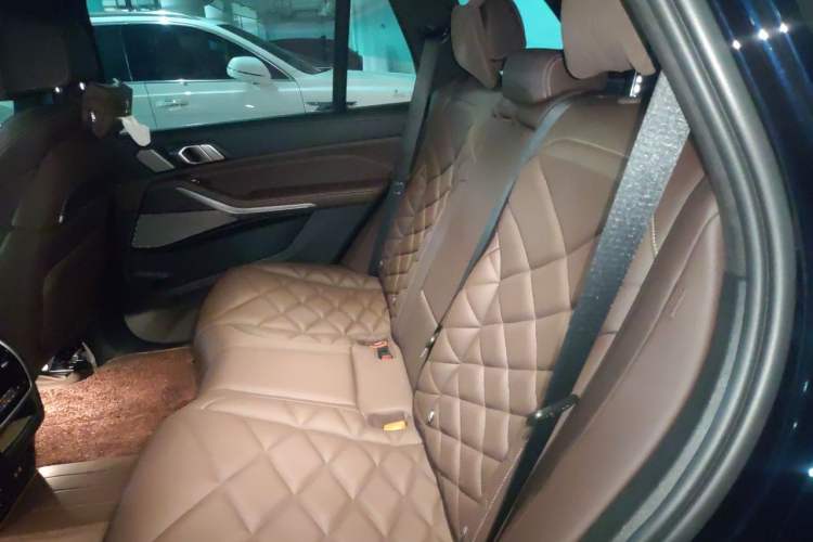 Used BMW X5 2022 xDrive 40Li M Sport Package Left Rear Seat