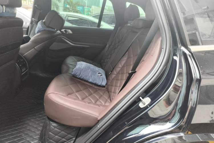 Used BMW X5 2022 xDrive 40Li M Sport Package Left Rear Seat