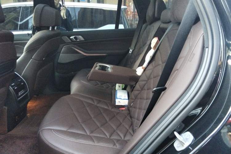 Used BMW X5 2022 xDrive 40Li M Sport Package Left Rear Seat