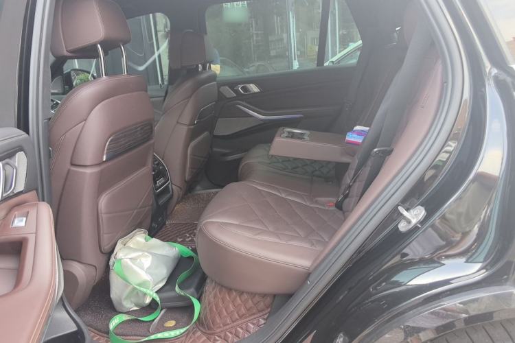 Used BMW X5 2022 xDrive 40Li M Sport Package Left Rear Seat
