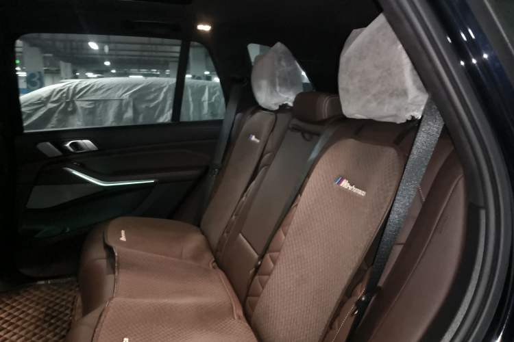 Used BMW X5 2022 xDrive 40Li M Sport Package Left Rear Seat