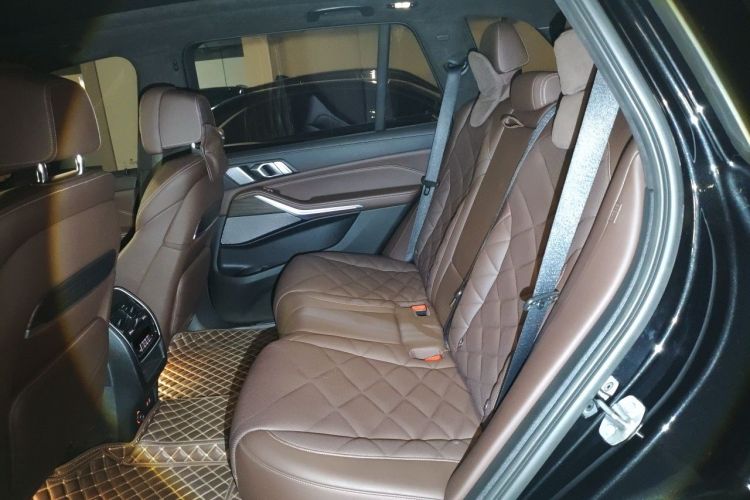 Used BMW X5 2022 xDrive 40Li M Sport Package Left Rear Seat