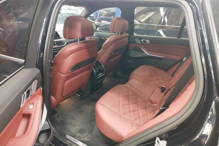 Used BMW X5 2022 Restyled xDrive 40Li Luxury Edition M Sport Package Left Rear Seat