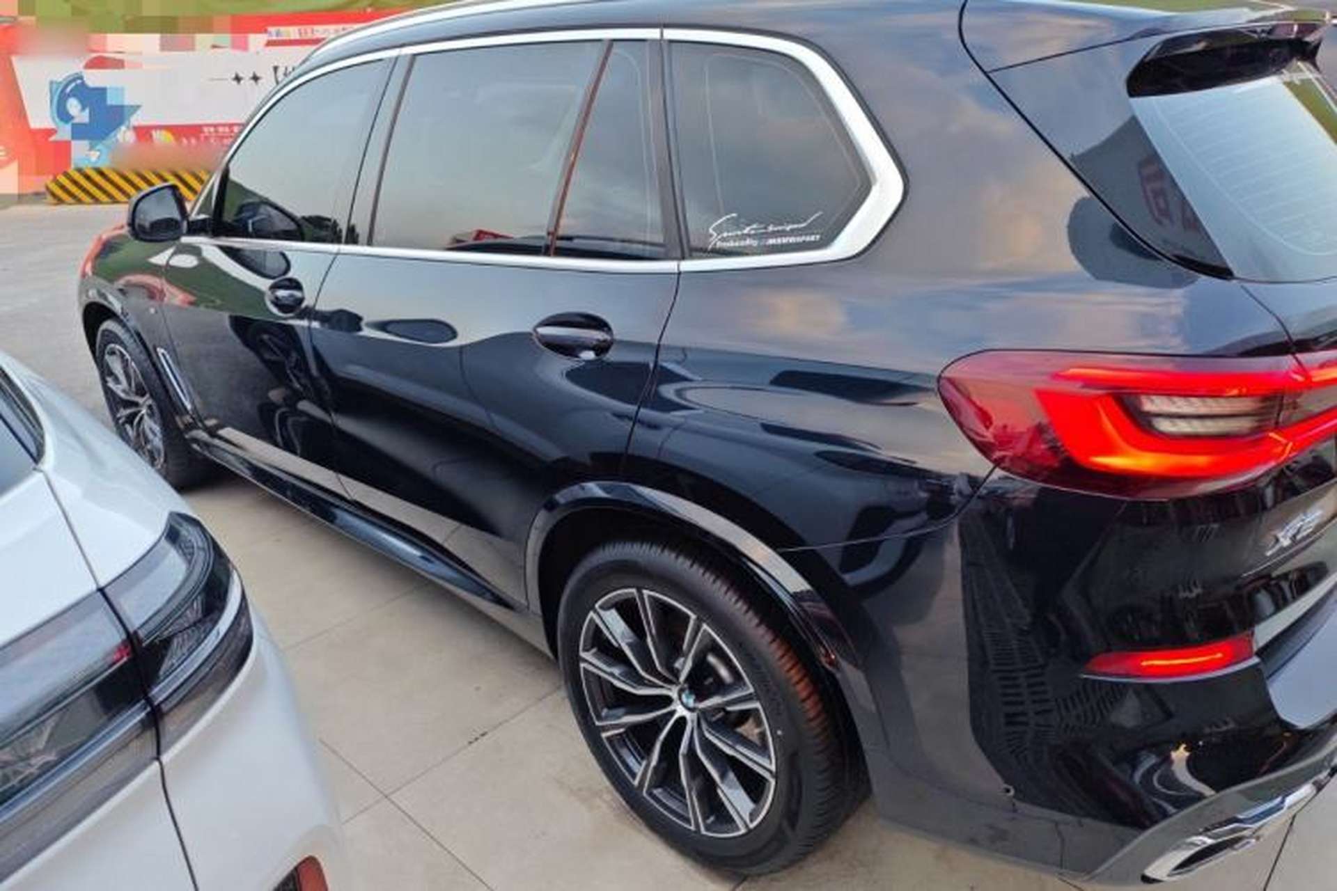 Used BMW X5 2022 Restyled xDrive 30Li Luxury Version M Sport Package Left Side