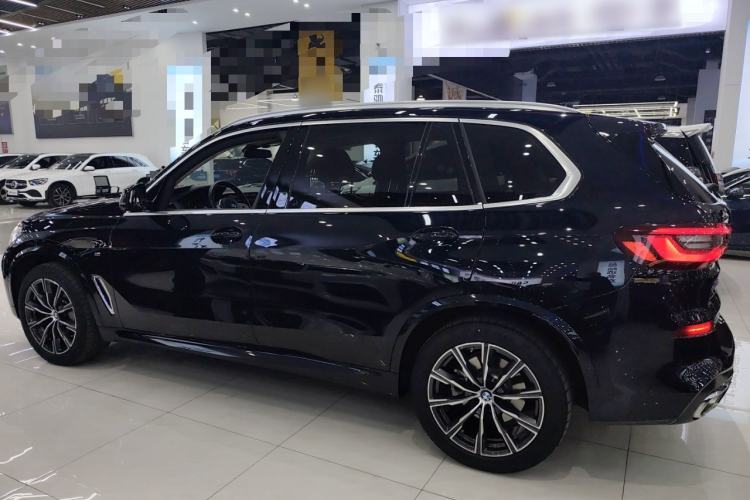 Used BMW X5 2022 Restyled xDrive 30Li Luxury Version M Sport Package Left Side