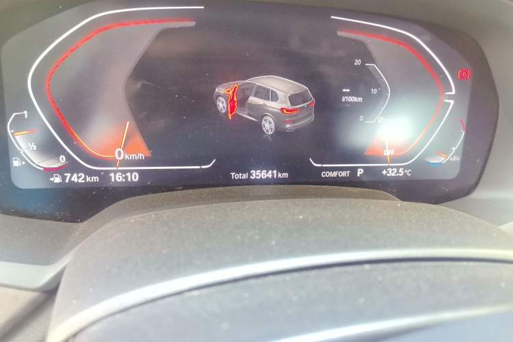 Used BMW X5 2022 Restyled xDrive 30Li Luxury Version M Sport Package Odometer Close Up