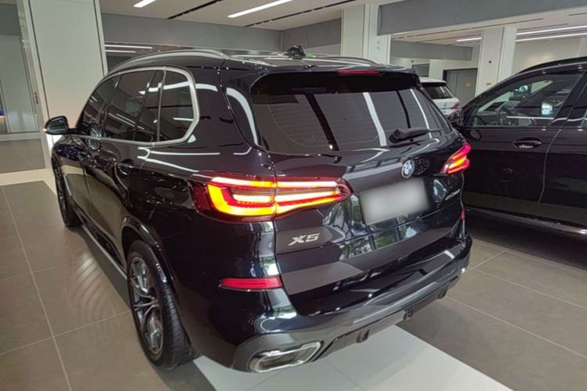 Used BMW X5 2022 xDrive 30Li Luxury M Sport Package Rear Left 45 Deg