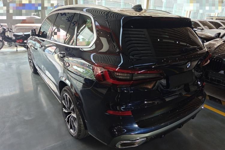 Used BMW X5 2022 xDrive 30Li Luxury M Sport Package Rear Left 45 Deg
