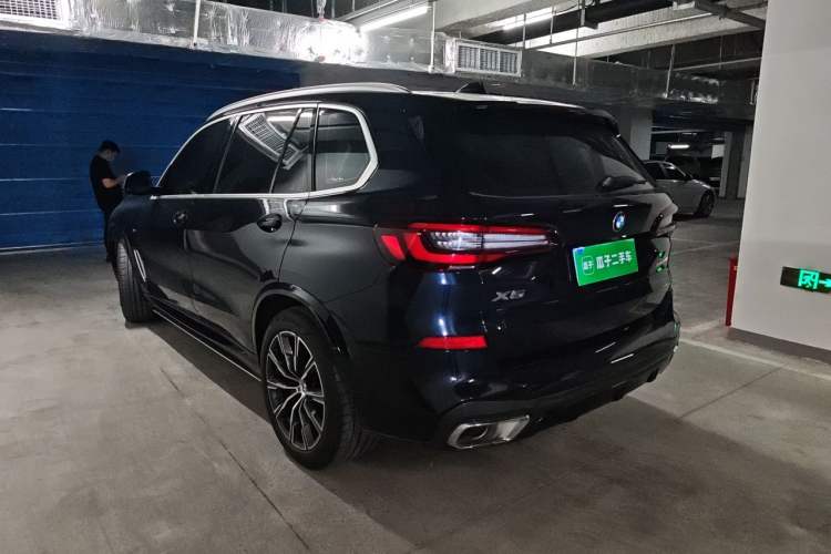 Used BMW X5 2022 xDrive 30Li Luxury M Sport Package Rear Left 45 Deg
