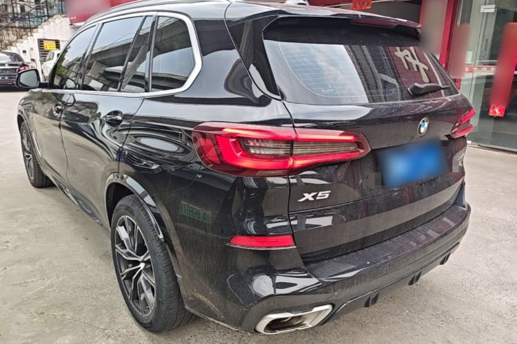Used BMW X5 2022 xDrive 30Li Luxury M Sport Package Rear Left 45 Deg