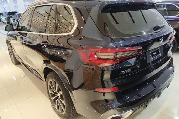 Used BMW X5 2022 xDrive 30Li Luxury M Sport Package Rear Left 45 Deg