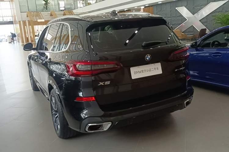 Used BMW X5 2022 xDrive 30Li Luxury M Sport Package Rear Left 45 Deg
